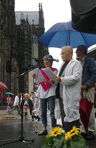 Hiroshima-Nagasak-Gedenken. Kundgebung 6. August 2011 vor dem Kölner Dom.