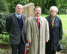 Walborg Schröder, Andrej Rumjanzew, Horst Wilhelms vor dem Gedenkstein