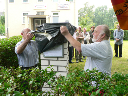 Horst Wilhelms und Manfred Demmer enthüllen die Gedenkplatte.