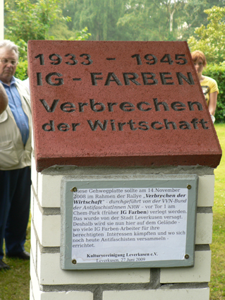 Gedenktafel: »1933 - 1945 – IG Farben – Verbrechen der Wirtschaft«.