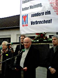 Jürgen Schuh am Mikrofon, darüber VVN-Transparent: »Faschismus ist keine Meinung, sondern ein Verbrechen!«.
