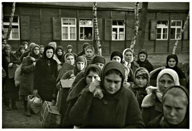 Zwangsarbeiterinnen vor Lagerbaracke.