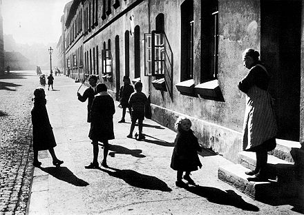Spielende Kinder auf der Straße.