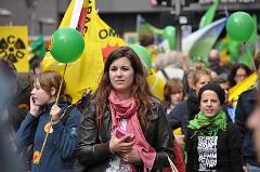 Demonstrantinnen mit gelben Transparenten und grünen Luftballons.